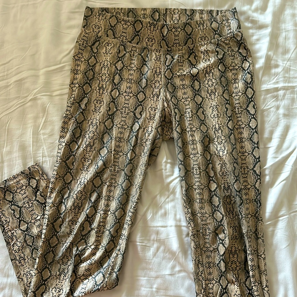HUE Snakeskin Leggings Size Medium